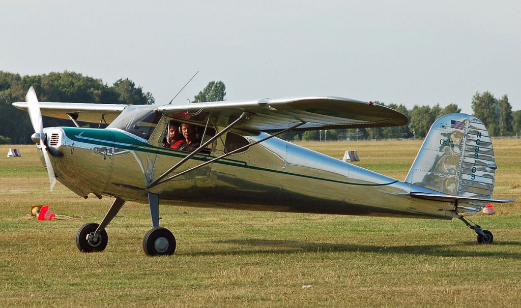 A Cessna 140 aircraft with two pilots in an airfield in Uetersen.