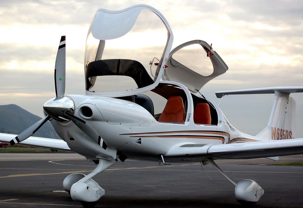 A Diamond DA40 XLS stationed at an airfield, with cockpit hatch open.