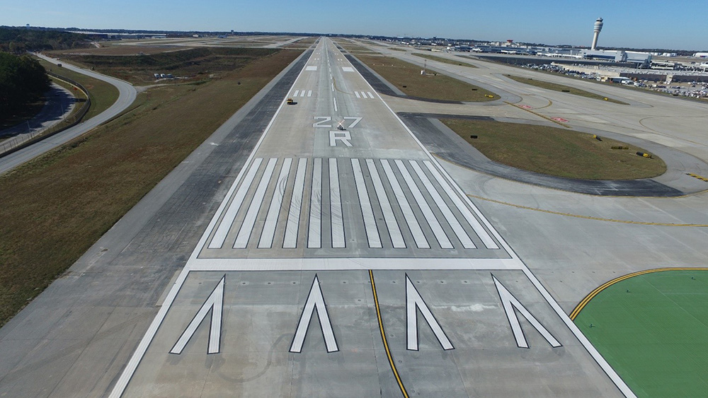 A bird's-eye view of the taxiway and the runway 27R at Hartsfield-Jackson Atlanta International Airport.