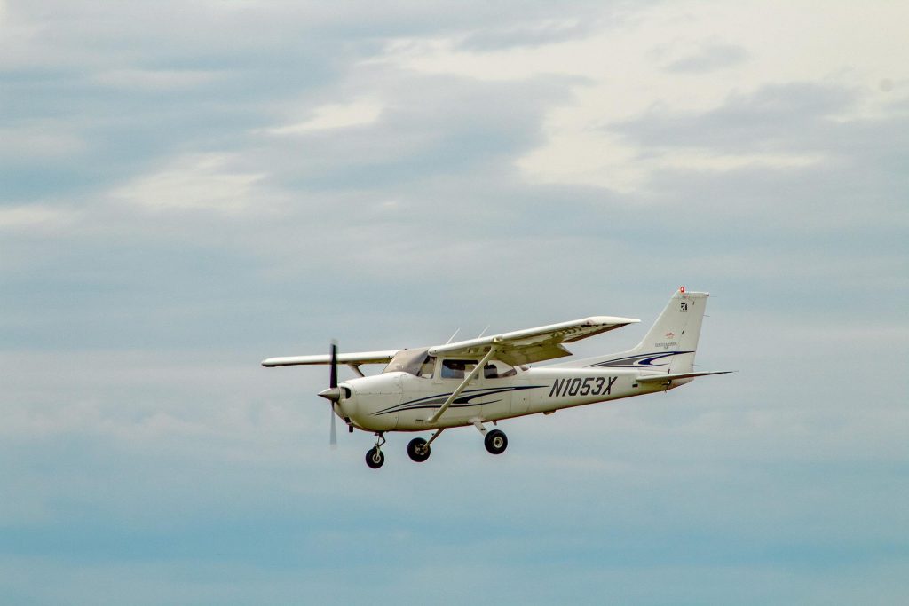 A Cessna 172 with non-retractable landing gear preparing for landing.